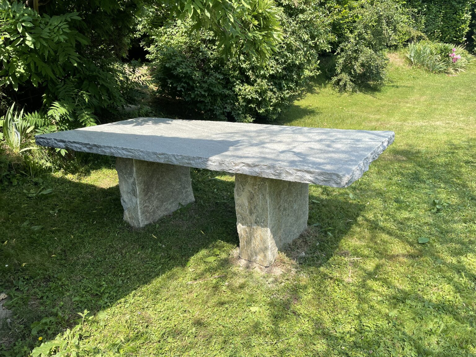 Tavoli in pietra da esterno